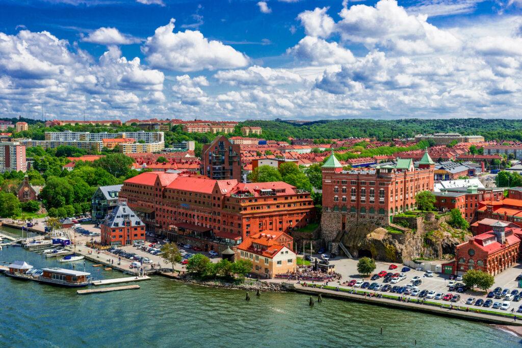 en översiktsbild p göteborg - moln på himlen och grönskande träd